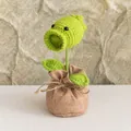 Handgehäkelte Erbsenschleuder-Pflanze im Sackleinen-Topf, grüne gestrickte Deko - Erbsenschütze Stil (Erbsenschütze)