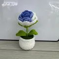 Pianta in vaso all'uncinetto fatta a mano con fiori blu e bianchi per decorare scrivania - Rosa Sfumato Blu - Vaso Classico