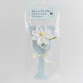 Bouquet de marguerites blanches au crochet et collier cœur en perles sous emballage cadeau - Cosmos Blanc