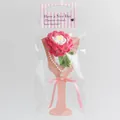 Camélia au crochet fait main rose et blanc avec collier de perles sous emballage - Pivoine Rose