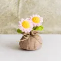 Handgefertigte Häkel-Blume in Rosa im Sackleinen-Beutel, rustikale Häkelarbeit Deko-Pflanze - Doppelkopf rosa Gänseblümchen-Stil