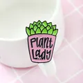 Pin's émaillé succulent en pot rose avec texte Plant Lady sur un fond de tasse blanche - Style de Plante Succulente Plant Lady (XZ0626) / Rose Vert Contraste