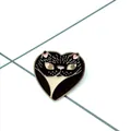 Hartvormige zwart-witte kat emaille speld mode-accessoire voor koppelkleding - Zwarte Kat (XZ0991)