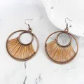 Retro geometrische Doppelring-Ohrringe mit gewebtem Fächer-Detail auf Marmor-Hintergrund - Bronze Gewebter Stil (EAR991-3)