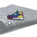 Λήψη macro από πολύχρωμη καρφίτσα σμάλτου sneaker με καρδιά σε γκρι φόντο denim - Μπλε Κίτρινο Μοβ Στυλ Αντίθεσης (XZ0944)