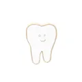 Dettaglio della spilla in smalto a forma di dente bianco con sorriso e bordi d'oro - Stile Dente Sorridente (XZ1003)