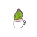 Detalle de un pin esmaltado de cactus verde en maceta blanca con flor rosada - Cactus En Taza de Café Blanca (XZ1007)