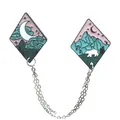 Pines de esmalte de oso polar y luna conectados por cadenas plateadas sobre fondo blanco - Xz0952