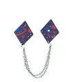 Dettaglio di spilla in smalto con razzo e pianeta con catene in argento su sfondo bianco - Stile Esplorazione Spaziale (XZ0953)
