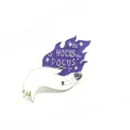 Hocus Pocus Emaille-Pin mit weißer Hand, lila Flammen und goldenen Sternen Motiv - Xz0959