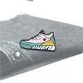 Πολύχρωμη καρφίτσα sneaker από σμάλτο με λεπτομέρεια καρδιάς σε γκρι τζιν ύφασμα - Πολύχρωμο Στυλ (XZ0945)