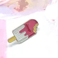 Primer plano detallado de un pin esmaltado de helado de fresa rosa con brillo metal - Estilo de Helado (XZ0963)
