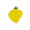 Spilla smaltata a forma di fragola gialla con foglie verdi e bordi dorati - Stile Fragola Giallo (XZ1032)