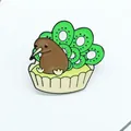 Süße Emaille-Anstecknadel mit Kiwi-Vogel auf Kiwi-Tarte mit bunter Metalloberfläche - Kiwi Vogel Kiwi Törtchen Stil (XZ0786)