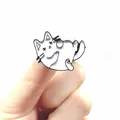 Spilla in smalto a forma di gattino bianco carino mostrata tra le dita per le misure - Stile Gatto Bianco che si Allunga (XZ1308)