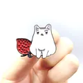 Simpatica spilla in smalto con gattino bianco e fragola rossa per donne - Stile Gatto Bianco Pigro e Fragola (XZ1309)