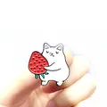 Simpatica spilla in smalto con un gatto bianco che tiene una grande fragola rossa - Stile Gatto Bianco che Abbraccia una Grande Fragola (XZ1312)