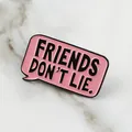 Dettaglio della spilla in smalto rosa con scritta 'FRIENDS DON'T LIE' su marmo - Nuvoletta Rosa Friends Don't Lie (XZ1233)