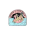 Pin esmaltado Good Vibes Only con mujer en bikini sobre flamenco rosa en agua azul - Estilo Chica de Verano Flamenco(XZ1466)