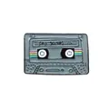 Pin's émaillé cassette vintage gris avec rayures colorées et texte Sad Songs - Cassette Grise (XZ1264)