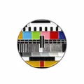Dettaglio di spilla in smalto circolare con motivo retrò segnale TV a barre colorate - Modello di Test TV Circolare (XZ1390)