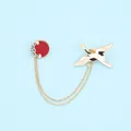 Broche de esmalte con grulla y sol rojo con cadenas doradas en fondo azul claro - Estilo Grulla Sol (WY0347)