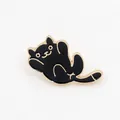 Detailansicht einer verspielten schwarzen Katzen-Emaille-Brosche mit Goldrand - Verspielte Springende Schwarze Katze (XZ0094)