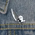 Pin de esmalte de gato blanco con un cuchillo gigante sobre una chaqueta vaquera azul - Gato Con Cuchillo (WY0374)