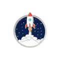Épingle ronde en émail avec une fusée blanche décollant dans un ciel étoilé bleu foncé - Scène de Lancement de Fusée (WY0297)