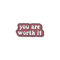 Détail de la broche en émail rouge foncé avec inscription 'you are worth it' pour vêtements - Style Slogan Fond Rouge (XZ3441)