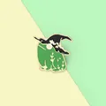 Detalle del pin esmaltado de rana con sombrero de bruja negro y bordes dorados - Estilo de Rana Bruja (WY0616)