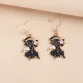 Détail de boucles d'oreilles médecin de la peste gothiques en émail noir et blanc - Style Corbeau Faux (EAR3246)