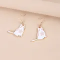 Niedliche weiße Katzenohrringe mit rosa Kirschblütenmuster und goldenen Haken - Sakura Katze Stil (EAR3296)