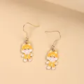 Orecchini a gatto cartoon con fiocco rosa e ganci dorati su sfondo beige neutro - Stile Volpe Pan di Zenzero Arancione (EAR3642)