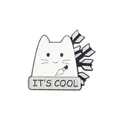 Pin's émaillé chat blanc cartoon avec flèches et inscription It's Cool - Style de Chat It's Cool (WY2623)