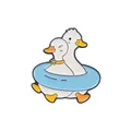 Pin's en émail canards mignons dans une bouée bleue avec finition laquée de qualité - Doubles canards nageurs (XZ5717)
