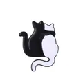 Insigne en émail de dessin animé avec deux chats noir et blanc s'enlaçant avec soin - Style Chats Noir et Blanc se Serrant(xz5879)