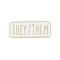 Minimalistischer weißer Emaille-Pin THEY/THEM mit poliertem goldenem Metallrahmen - THEY / THEM