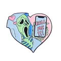 Spilla smaltata a cuore Ghostface con tema Scream e design per smartphone Call Me - Stile Telefono Cuore Scream (XZ6067)
