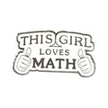 Καρφίτσα σμάλτου με κείμενο This Girl Loves Math σε ασπρόμαυρο μεταλλικό φινίρισμα - Στυλ Κειμένου Με Αντίχειρα Προς Τα Πάνω (WY2960)