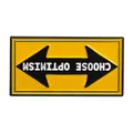 Dettaglio della spilla in smalto giallo con freccia nera e testo Choose Optimism - Wy3405