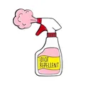 Detail van roze spuitbus emaille speld met grappige Idiot Repellent tekst erop - Spuitfles Stijl (W7174)