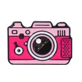 Spilla in smalto a forma di fotocamera retrò in rosso rosa e rosa pastello - Macchina Fotografica Rosa e Nera (XZ6661)
