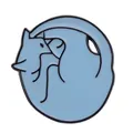 Detail einer hellblauen Emaille-Katzenbrosche in schlafender Pose mit Metallumrandung - W7548