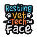 Λεπτομέρεια καρφίτσας Resting Vet Tech Face με πολύχρωμα γράμματα και ιατρικά σύμβολα - Στυλ Resting Vet Tech Face (W7732)