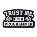 Macro di spilla smaltata Trust me I am a programmer con icone tastiera - Stile Trust Programmer (W7739)