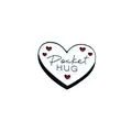 Detail van een witte hartvormige Pocket Hug-badge met rode hartjes en artistieke zwarte tekst - Hart Pocket Hug Stijl (XZ1799)