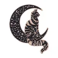 Detail van een emaille maan- en kattenbroche met gouden randen en stertextuur - Zwarte Maan Kat Stijl (W8134)