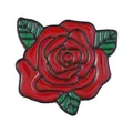 Gedetailleerd macro-zicht op een elegante rode roos emaille broche met groene bladeren en metaal - Roos Stijl (W8144)