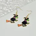 Halloween heks op bezemsteel hangende oorbellen van emaille legering goud - Heks Op Bezem (EAR5128)